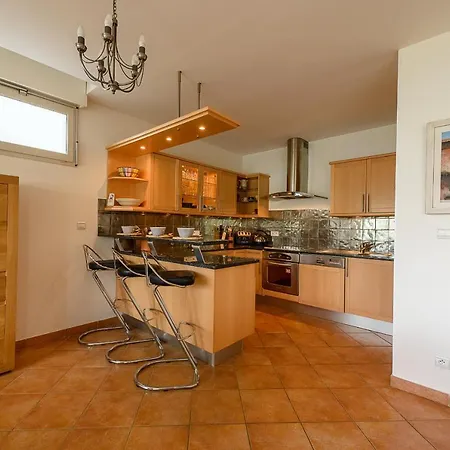 Apartment L'hermitage: Lakeside With Terrace, Pool & Parking Talloires